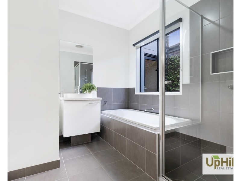 8 Freshman Avenue, Clyde VIC 3978