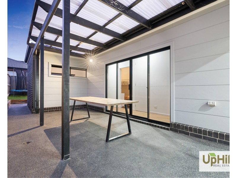 8 Freshman Avenue, Clyde VIC 3978