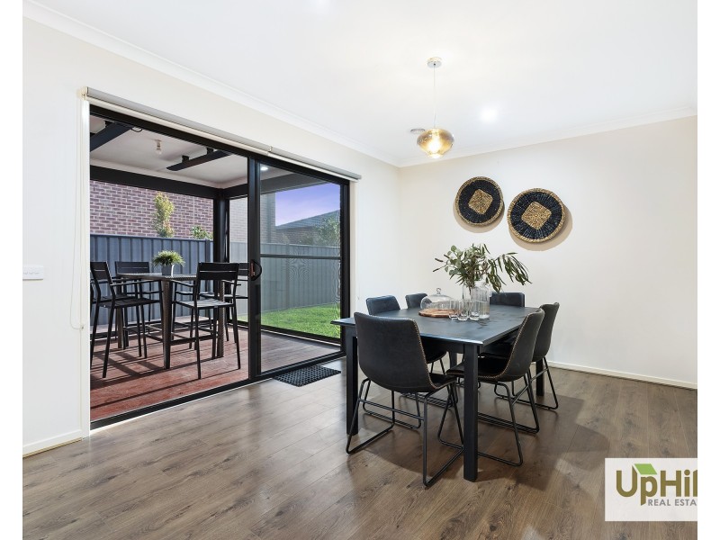 17 Kilmarnock Way, Clyde North VIC 3978