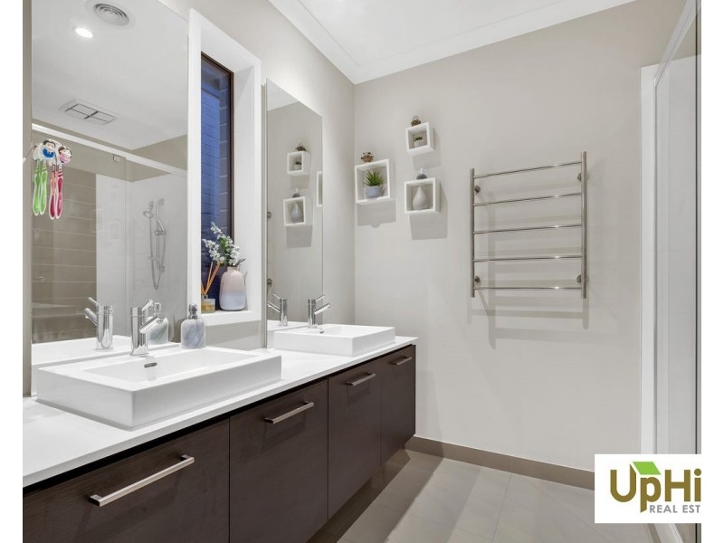 11 Sloane Drive, Clyde North VIC 3978