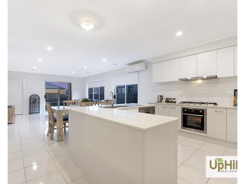 18 Vesna Avenue, Clyde North VIC 3978