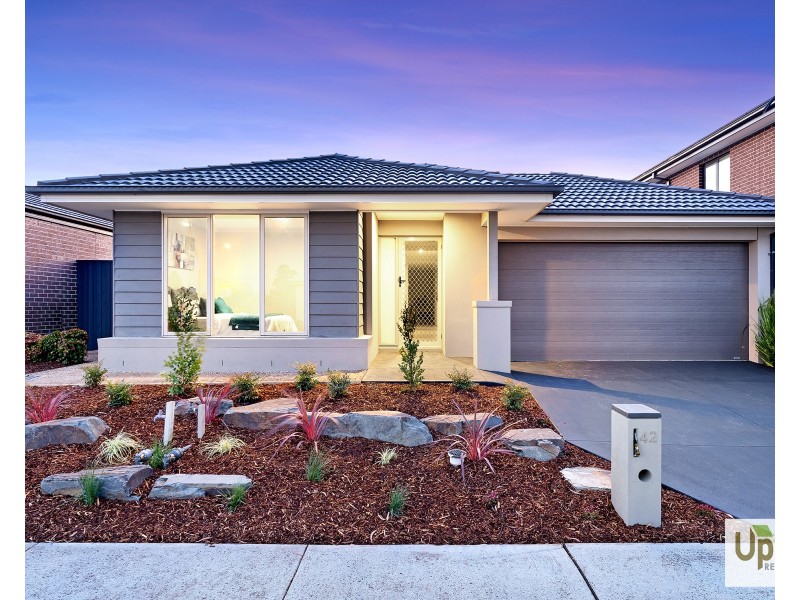 42 Merrin Circuit, Clyde North VIC 3978