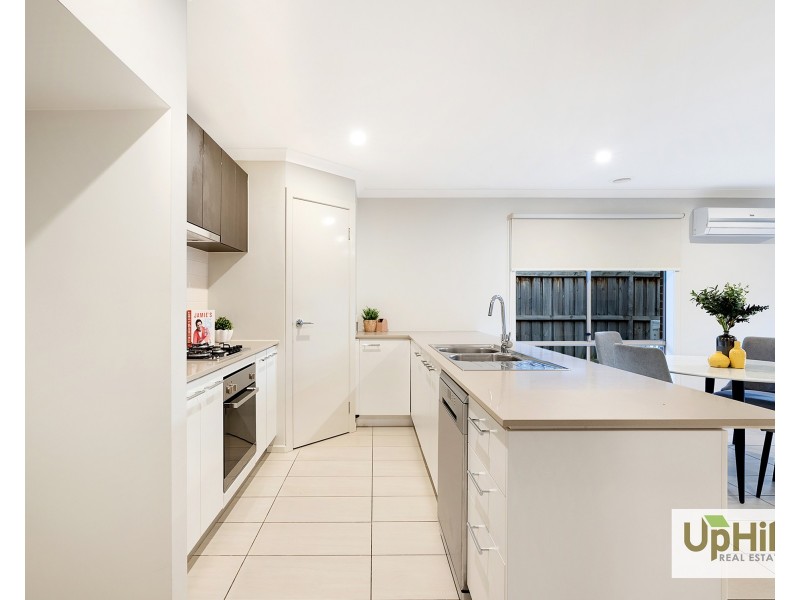 42 Merrin Circuit, Clyde North VIC 3978