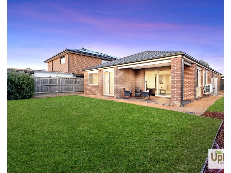 42 Merrin Circuit, Clyde North VIC 3978