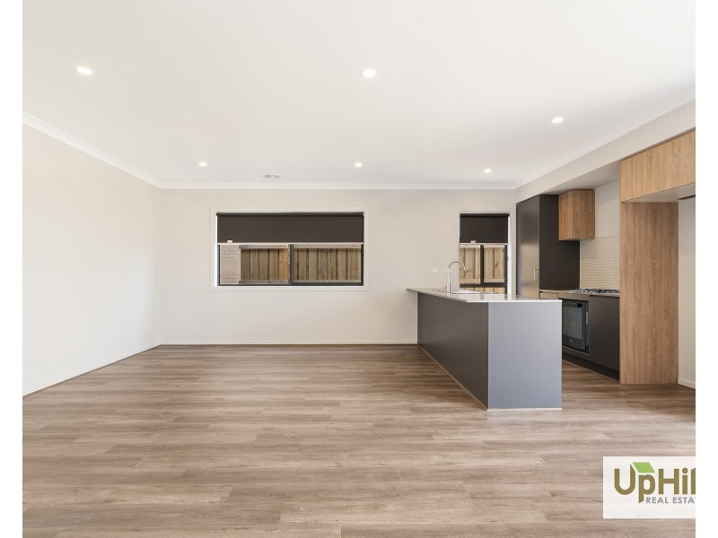 72 Sovereign Avenue, Clyde North VIC 3978