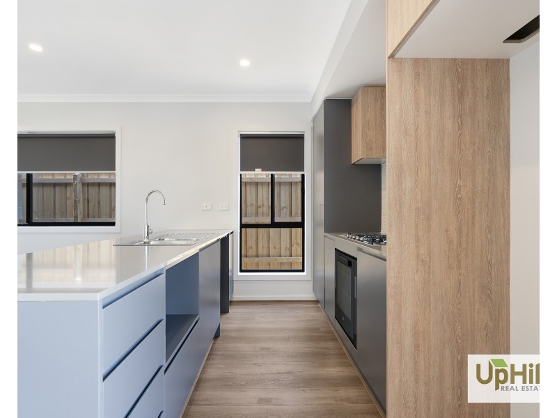 72 Sovereign Avenue, Clyde North VIC 3978