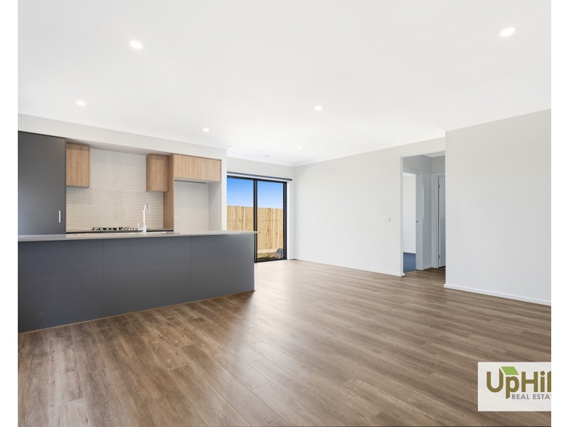 72 Sovereign Avenue, Clyde North VIC 3978