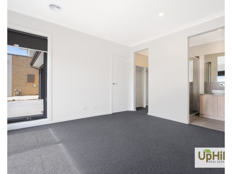 72 Sovereign Avenue, Clyde North VIC 3978