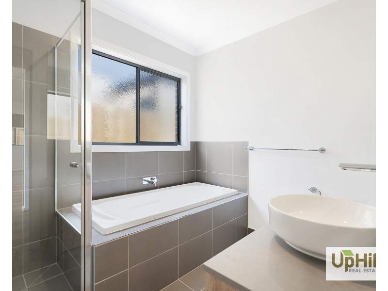 72 Sovereign Avenue, Clyde North VIC 3978