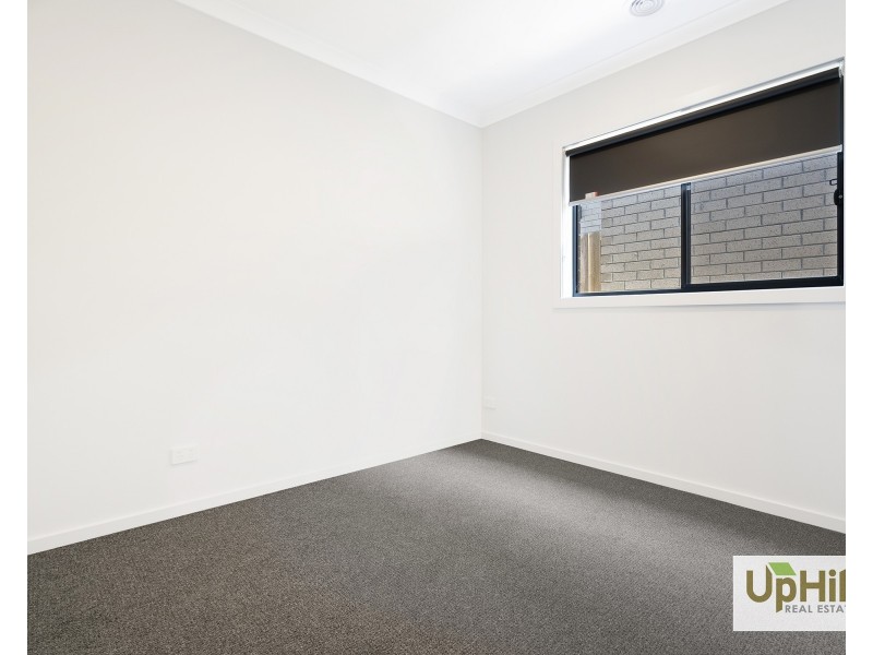 72 Sovereign Avenue, Clyde North VIC 3978