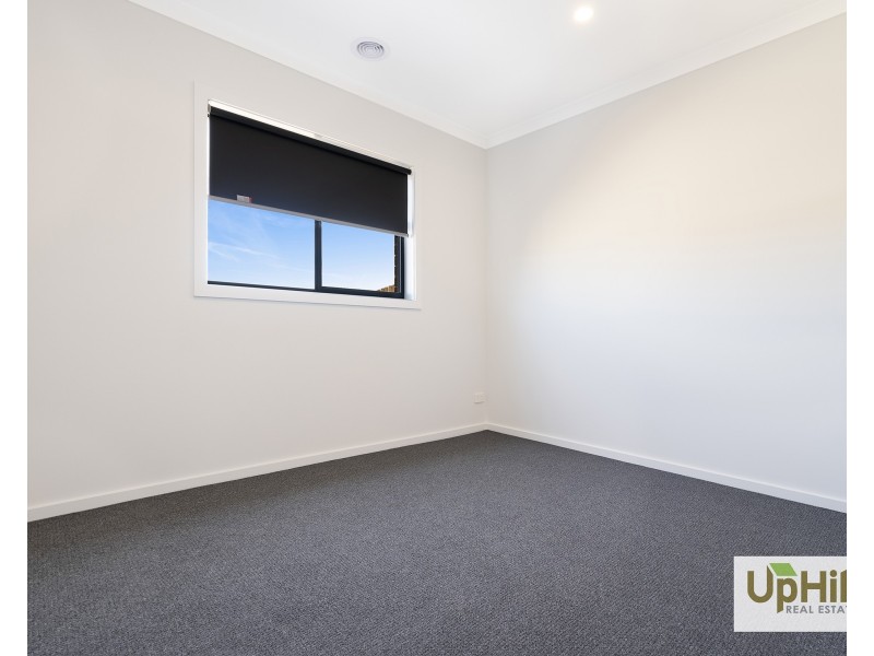 72 Sovereign Avenue, Clyde North VIC 3978