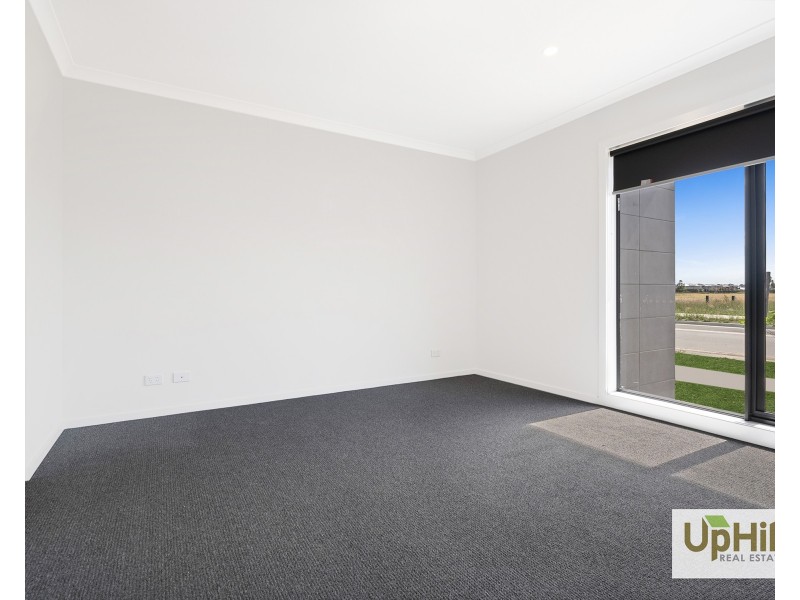 72 Sovereign Avenue, Clyde North VIC 3978