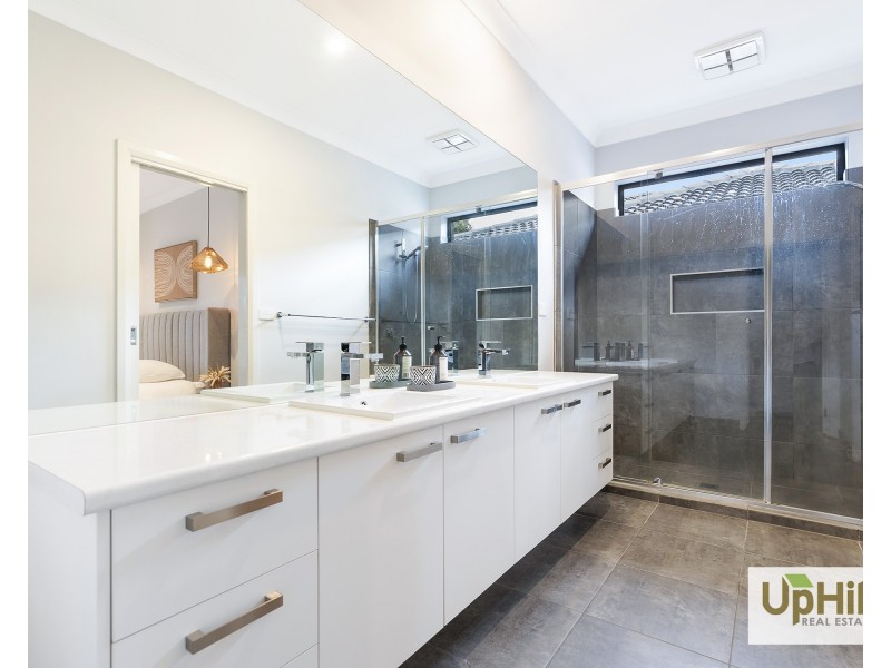 18 Fairwood Rise, Officer VIC 3809