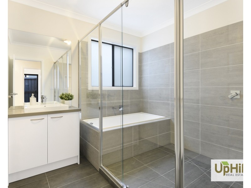 11 Tartan Drive, Clyde North VIC 3978