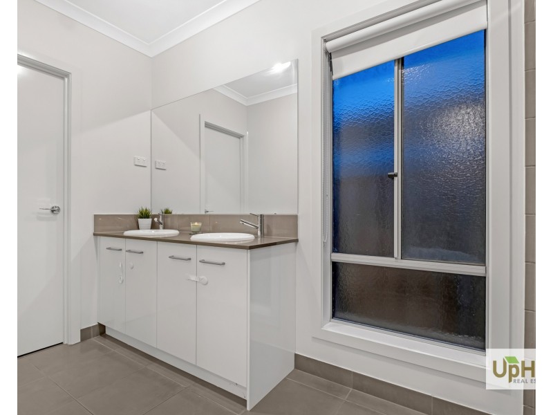 60 Clydevale Avenue, Clyde North VIC 3978