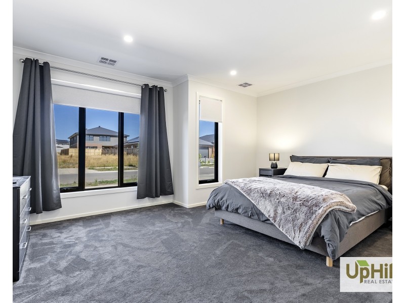 24 Spindle Street, Clyde North VIC 3978