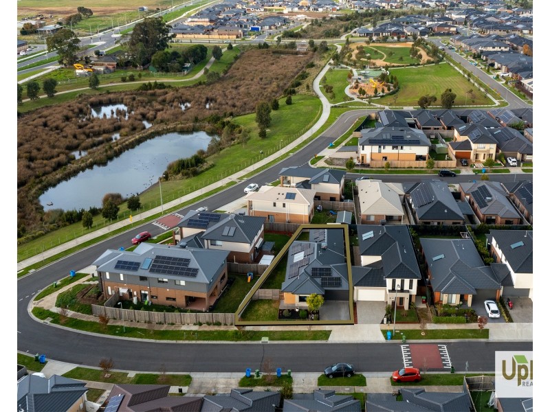 9 Leghorn Way, Clyde North VIC 3978