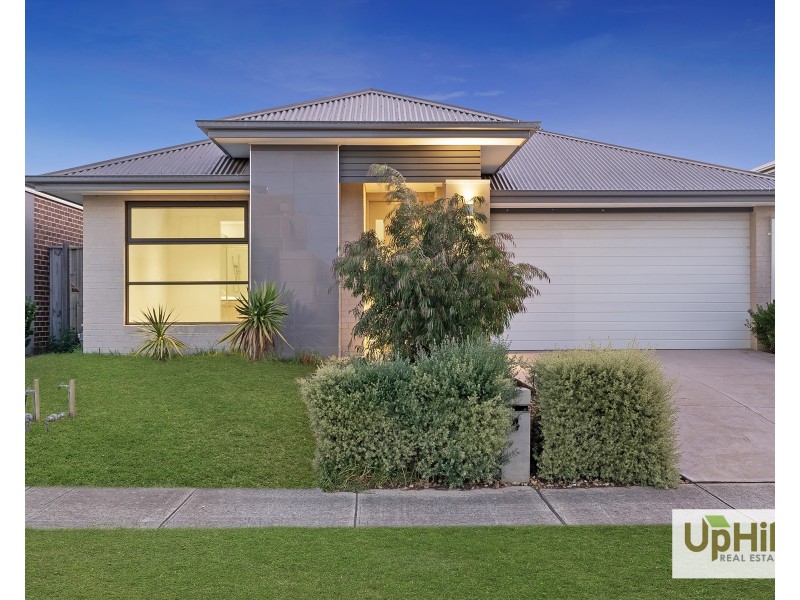4 Savage Way, Clyde North VIC 3978
