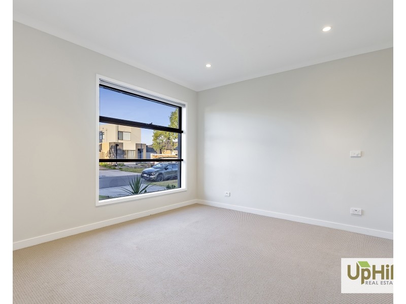 4 Savage Way, Clyde North VIC 3978