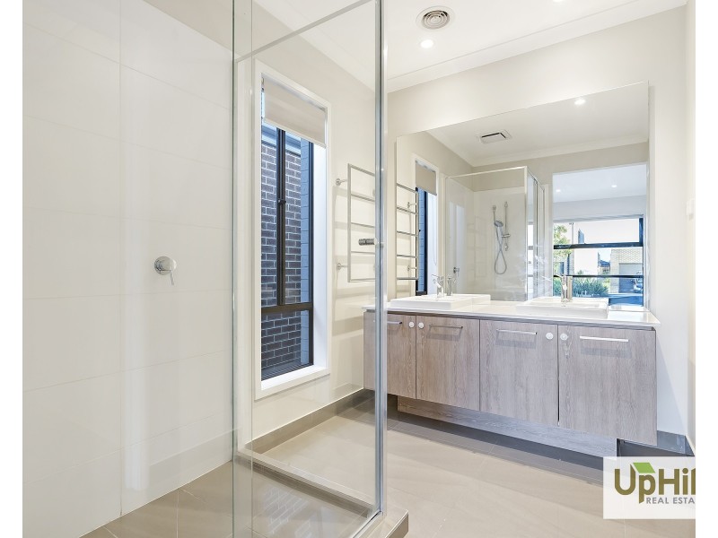 4 Savage Way, Clyde North VIC 3978