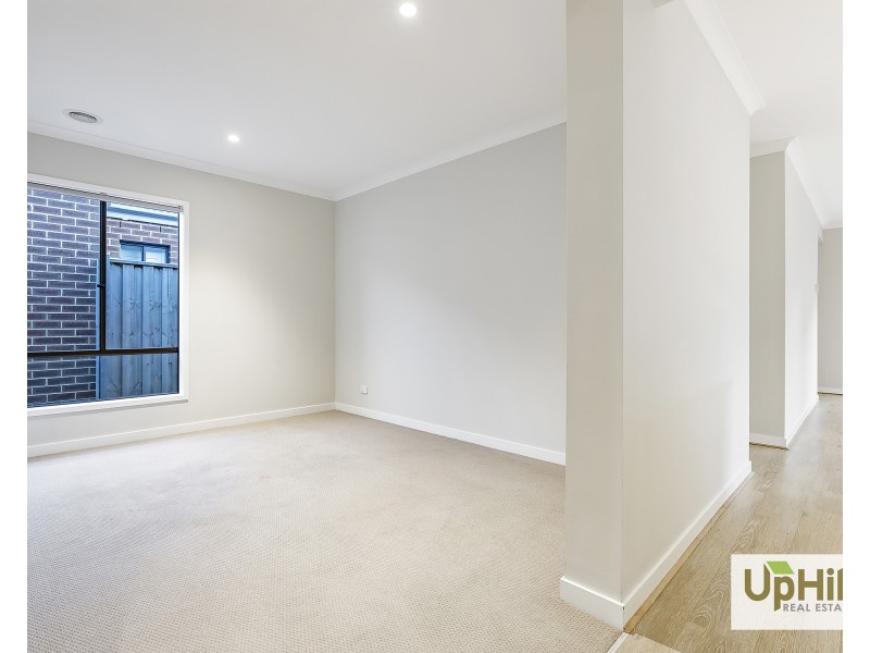 4 Savage Way, Clyde North VIC 3978