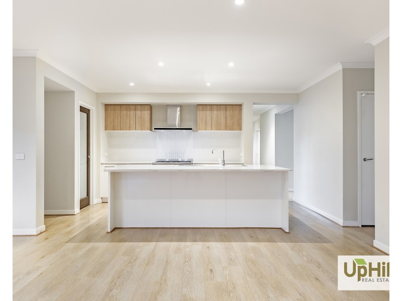 4 Savage Way, Clyde North VIC 3978