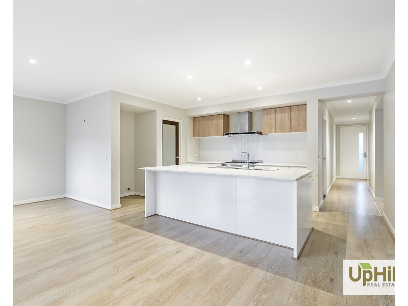 4 Savage Way, Clyde North VIC 3978