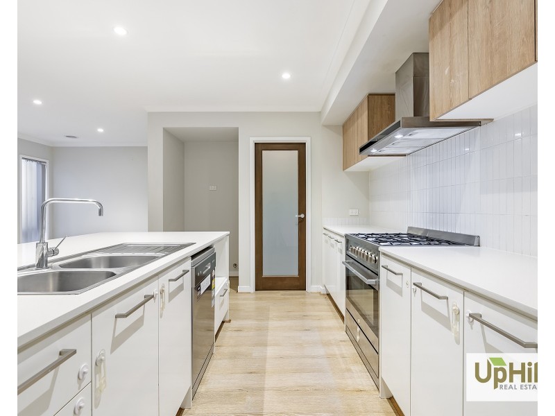 4 Savage Way, Clyde North VIC 3978