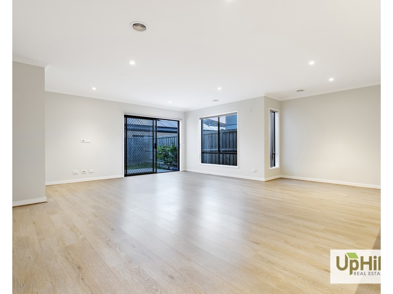 4 Savage Way, Clyde North VIC 3978