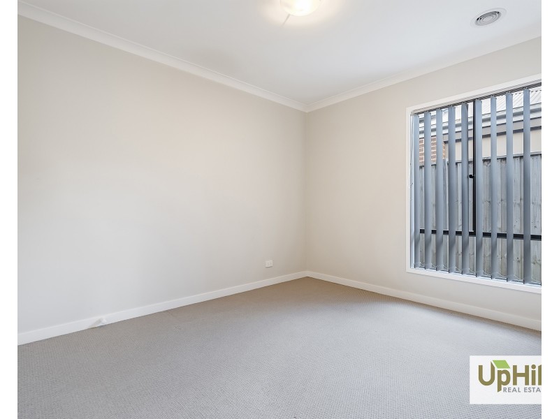 4 Savage Way, Clyde North VIC 3978