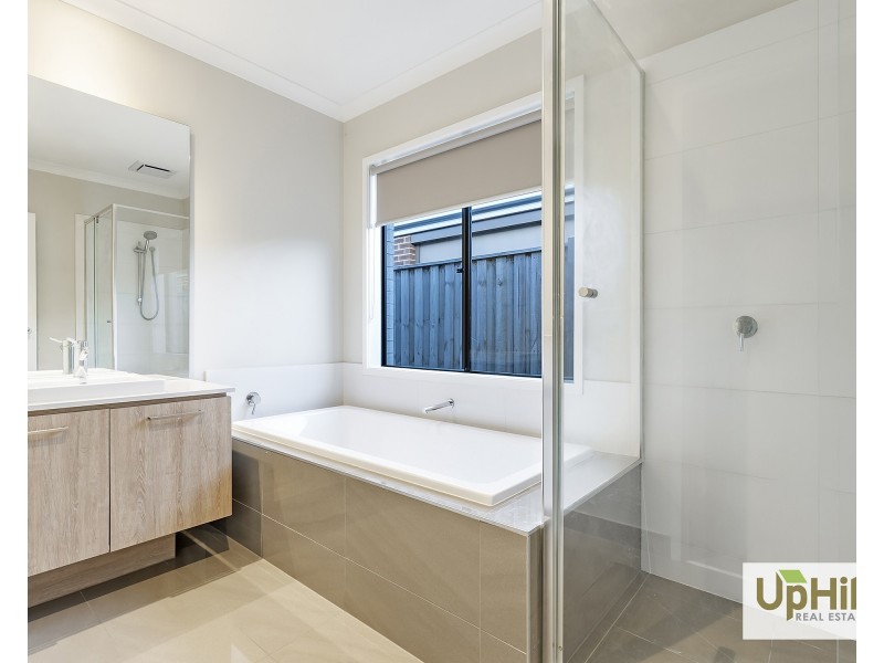 4 Savage Way, Clyde North VIC 3978