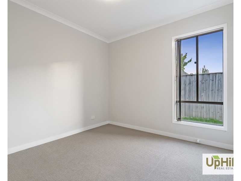 4 Savage Way, Clyde North VIC 3978