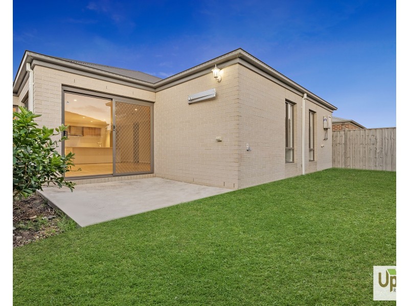 4 Savage Way, Clyde North VIC 3978