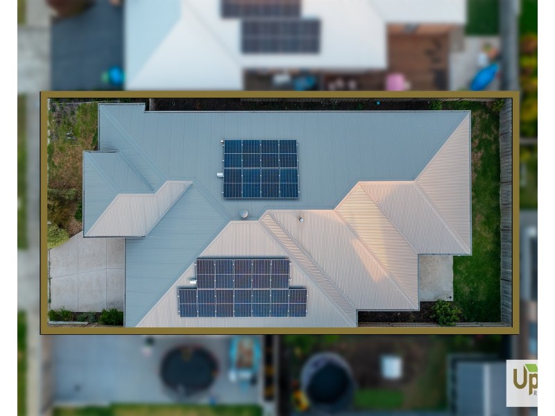 4 Savage Way, Clyde North VIC 3978