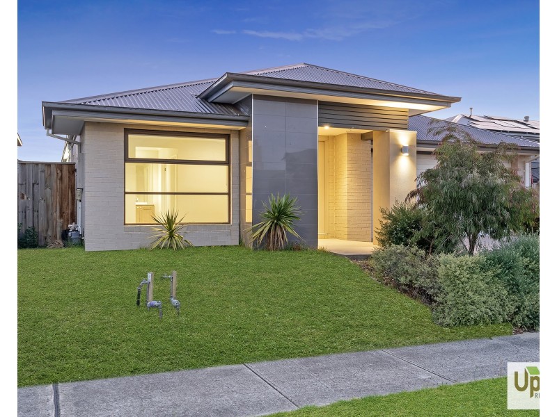 4 Savage Way, Clyde North VIC 3978