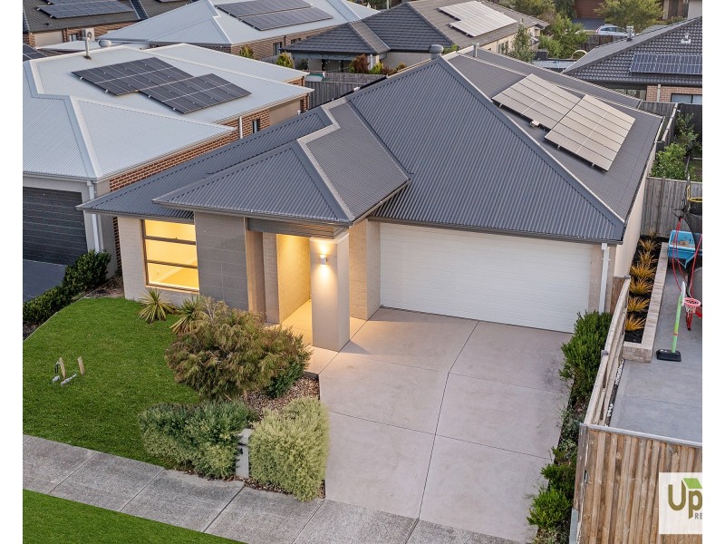 4 Savage Way, Clyde North VIC 3978