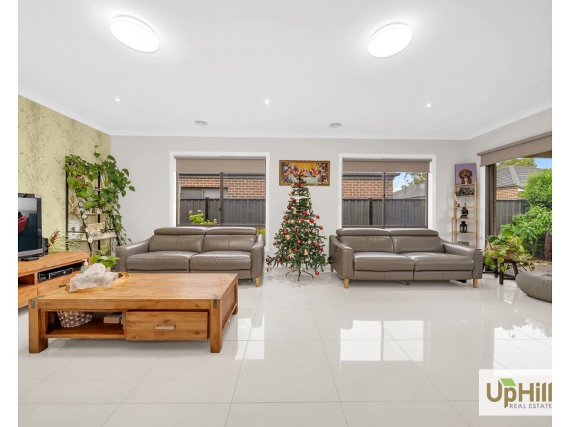 83 Selandra Boulevard, Clyde North VIC 3978