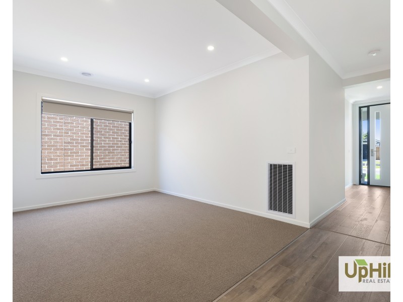 31 Vielo Circuit, Clyde North VIC 3978