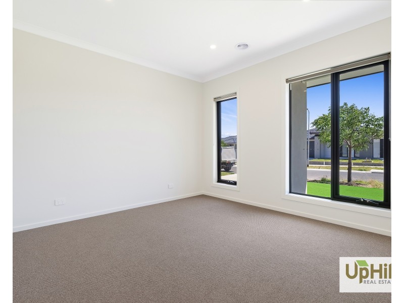 31 Vielo Circuit, Clyde North VIC 3978