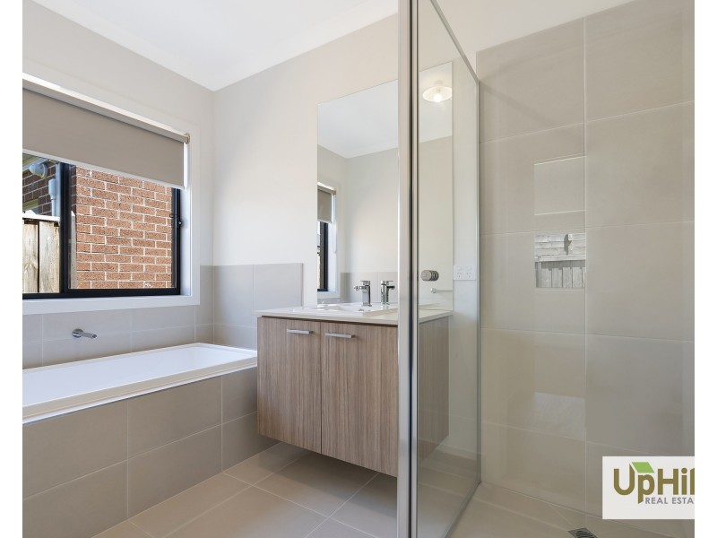 31 Vielo Circuit, Clyde North VIC 3978