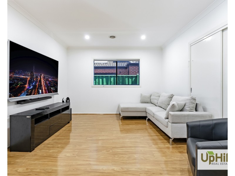 6 Carlyle Crescent, Clyde North VIC 3978