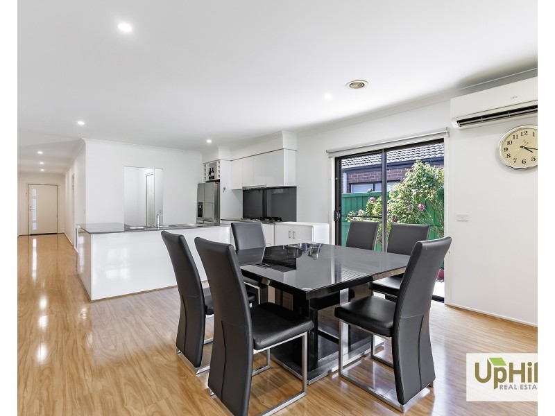 6 Carlyle Crescent, Clyde North VIC 3978