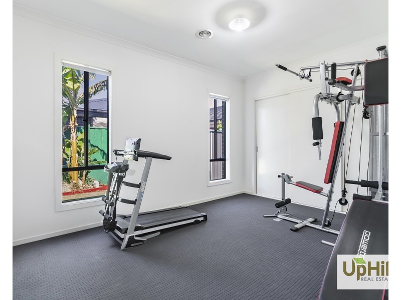 6 Carlyle Crescent, Clyde North VIC 3978