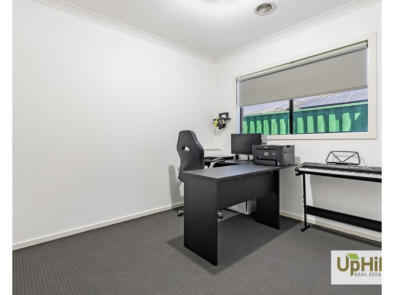 6 Carlyle Crescent, Clyde North VIC 3978