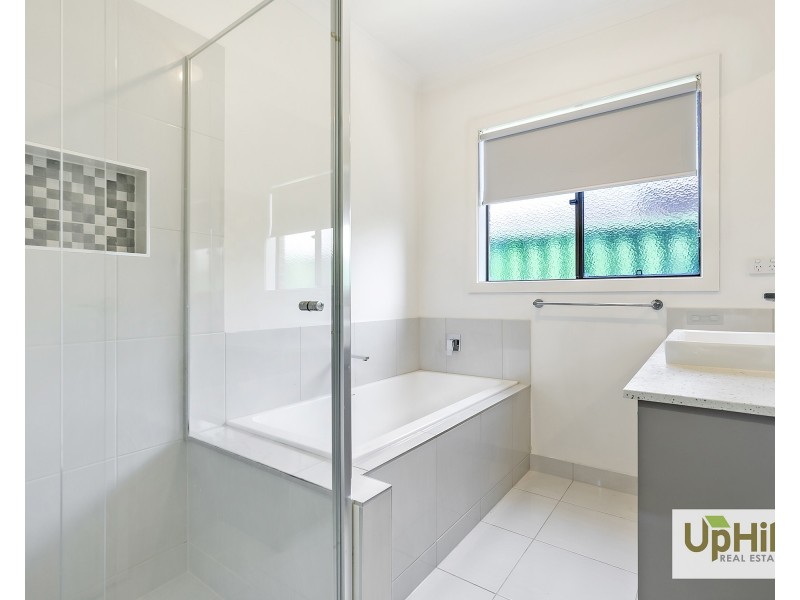 6 Carlyle Crescent, Clyde North VIC 3978