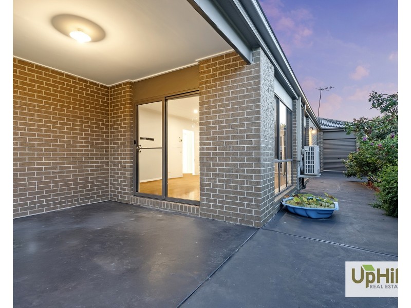 6 Carlyle Crescent, Clyde North VIC 3978