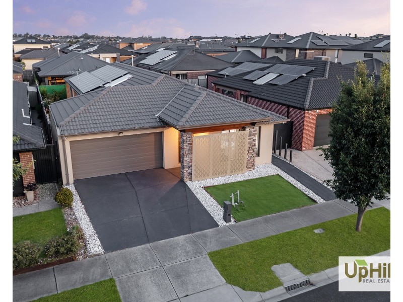 6 Carlyle Crescent, Clyde North VIC 3978