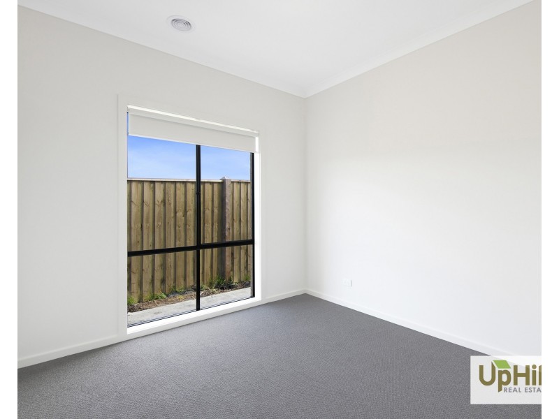 4 Eastview Terrace, Clyde VIC 3978