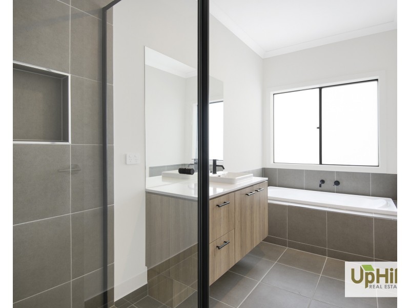 4 Eastview Terrace, Clyde VIC 3978