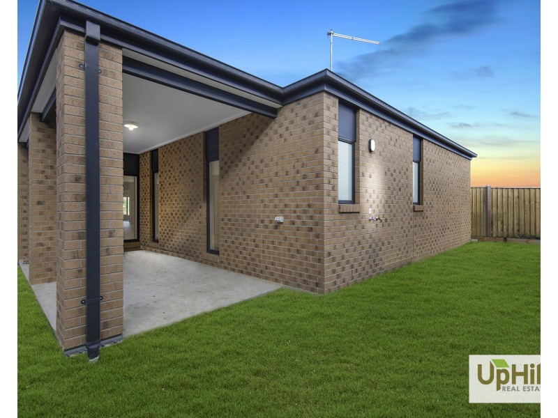 4 Eastview Terrace, Clyde VIC 3978